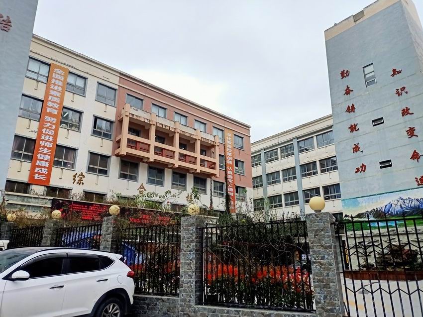 茂縣鳳儀鎮小學校防滑樣板