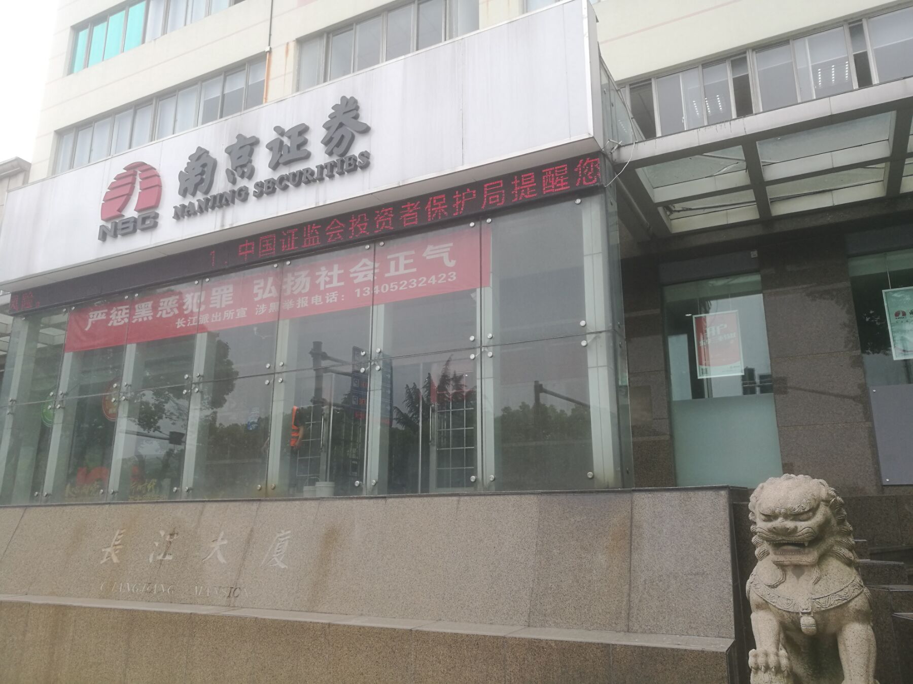 我們提供技術(shù)支持，幫助客戶(hù)解決地面防滑問(wèn)題，